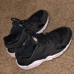 NIKE black huaraches